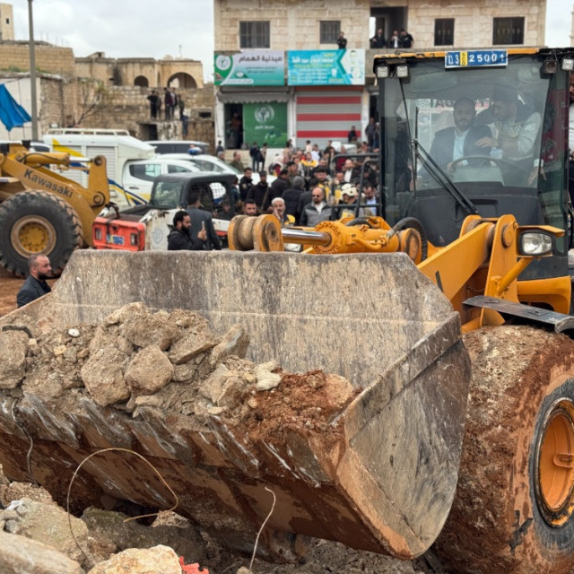 الدفاع المدني في حلب يؤكد أن إزالة الأنقاض مستمرة في المحافظة
