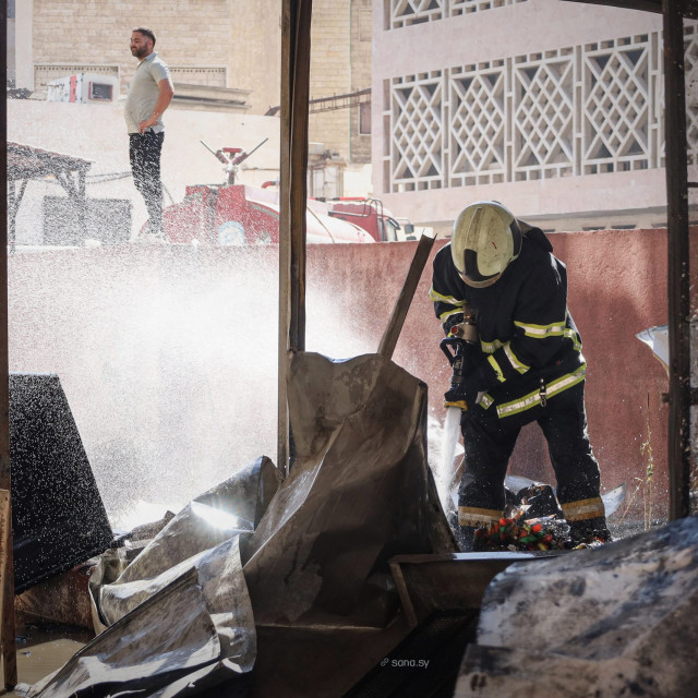 وفاة مواطن و إصابة 6 آخرين كحصيلة أولية ناتجة عن حريق بأحد المحال التجارية في مدينة نوى بدرعا